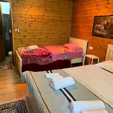 Bujtina Uji I Panjes, Log Cabins Dukat Kültér fotó