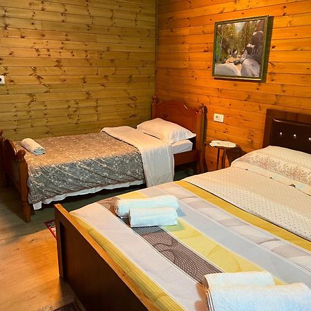 Bujtina Uji I Panjes, Log Cabins Dukat Kültér fotó