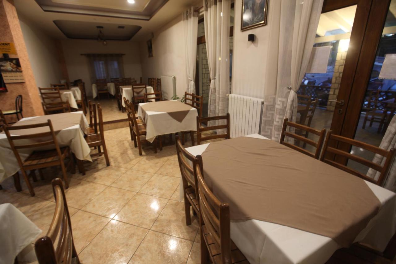 Bujtina Uji I Panjes, Log Cabins Dukat Kültér fotó