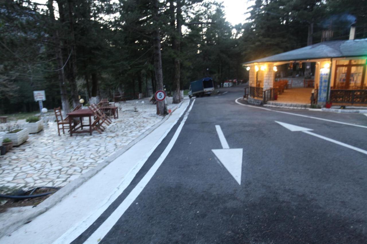 Bujtina Uji I Panjes, Log Cabins Dukat Kültér fotó