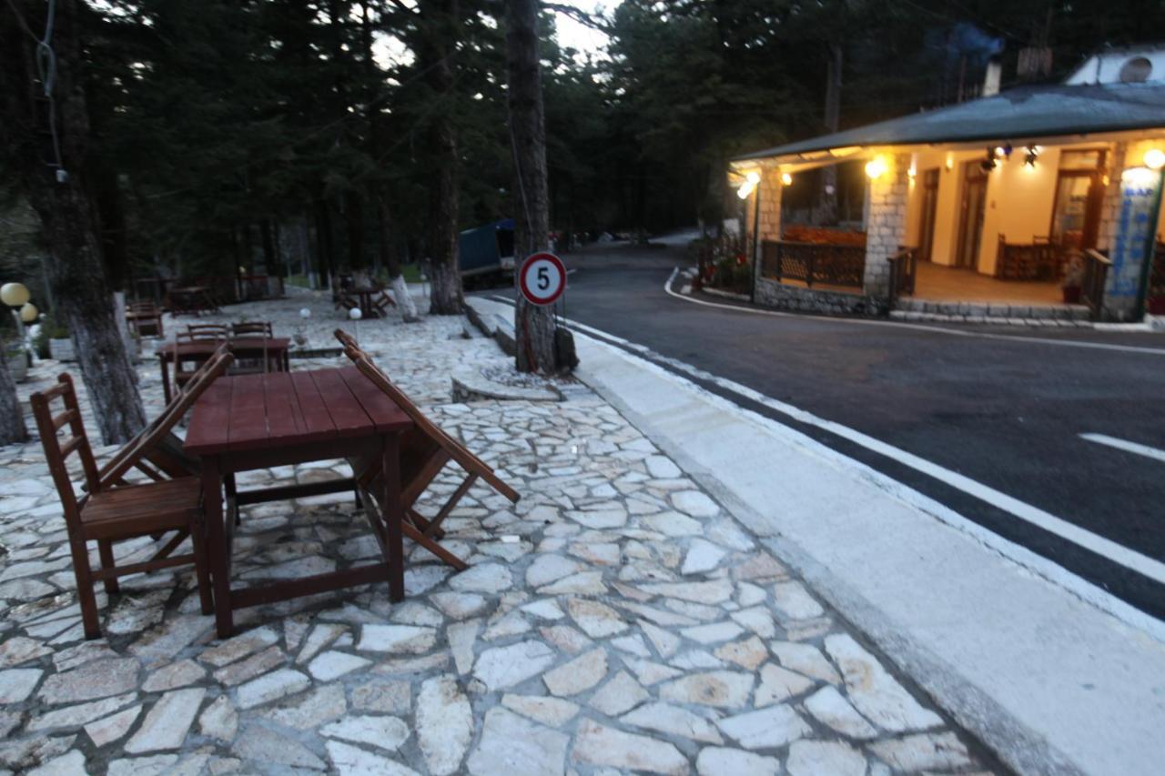 Bujtina Uji I Panjes, Log Cabins Dukat Kültér fotó