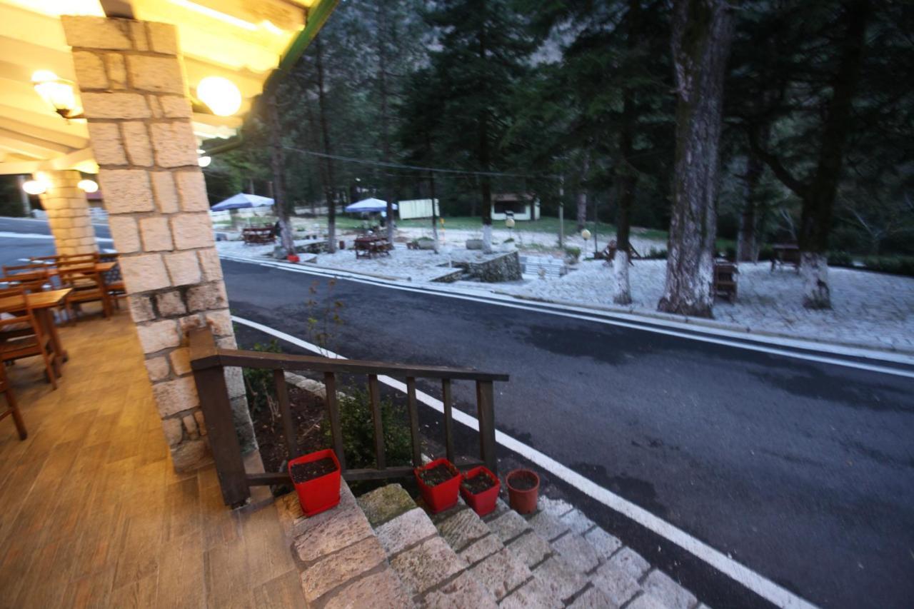 Bujtina Uji I Panjes, Log Cabins Dukat Kültér fotó