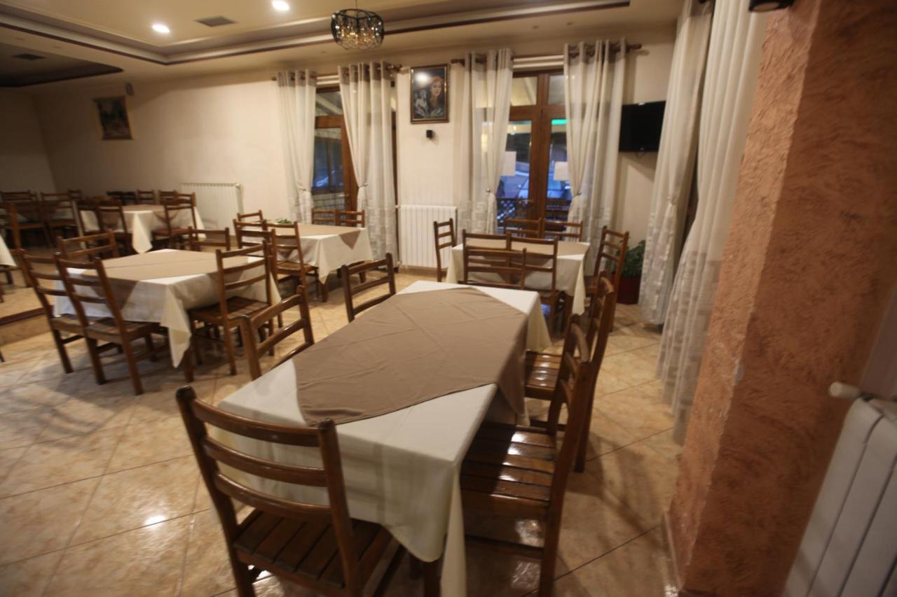 Bujtina Uji I Panjes, Log Cabins Dukat Kültér fotó