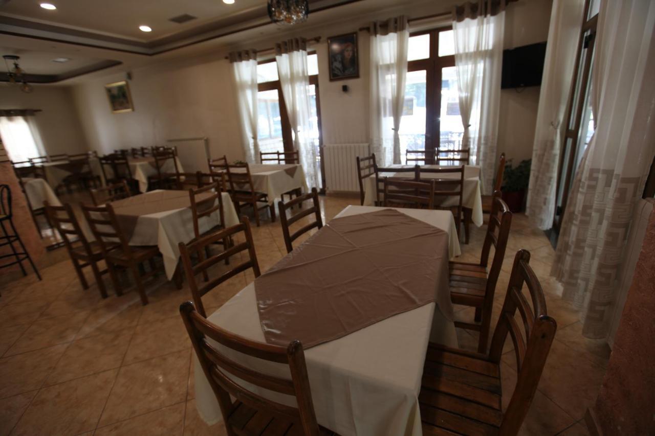 Bujtina Uji I Panjes, Log Cabins Dukat Kültér fotó