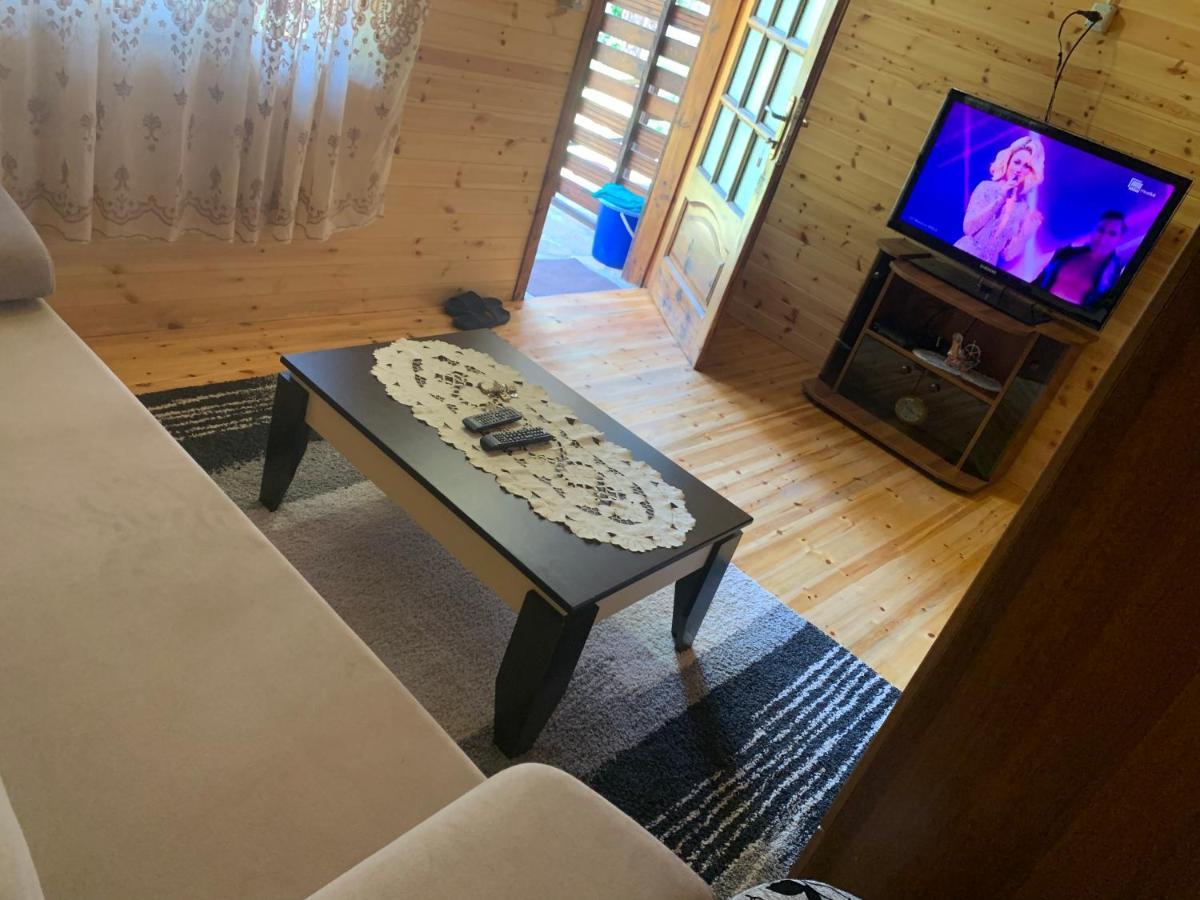 Bujtina Uji I Panjes, Log Cabins Dukat Kültér fotó