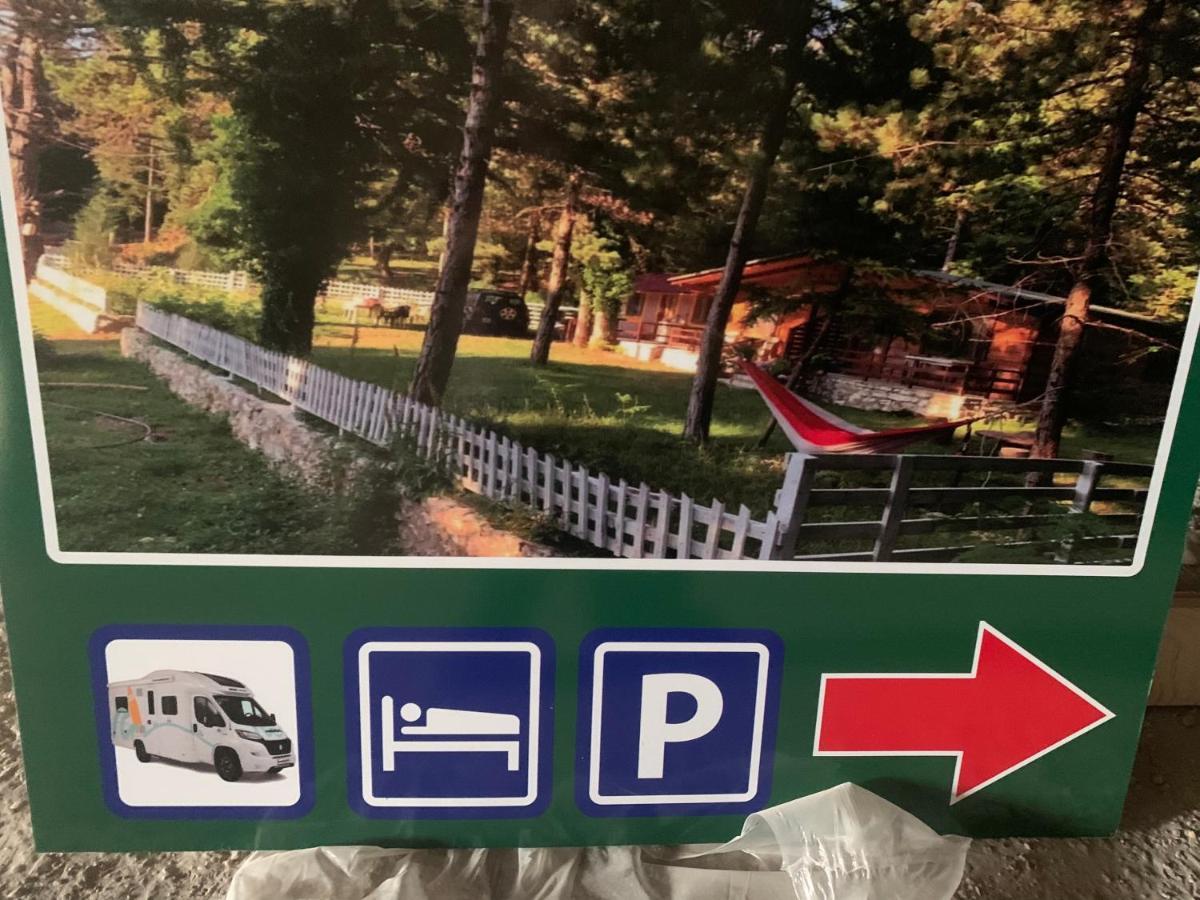Bujtina Uji I Panjes, Log Cabins Dukat Kültér fotó
