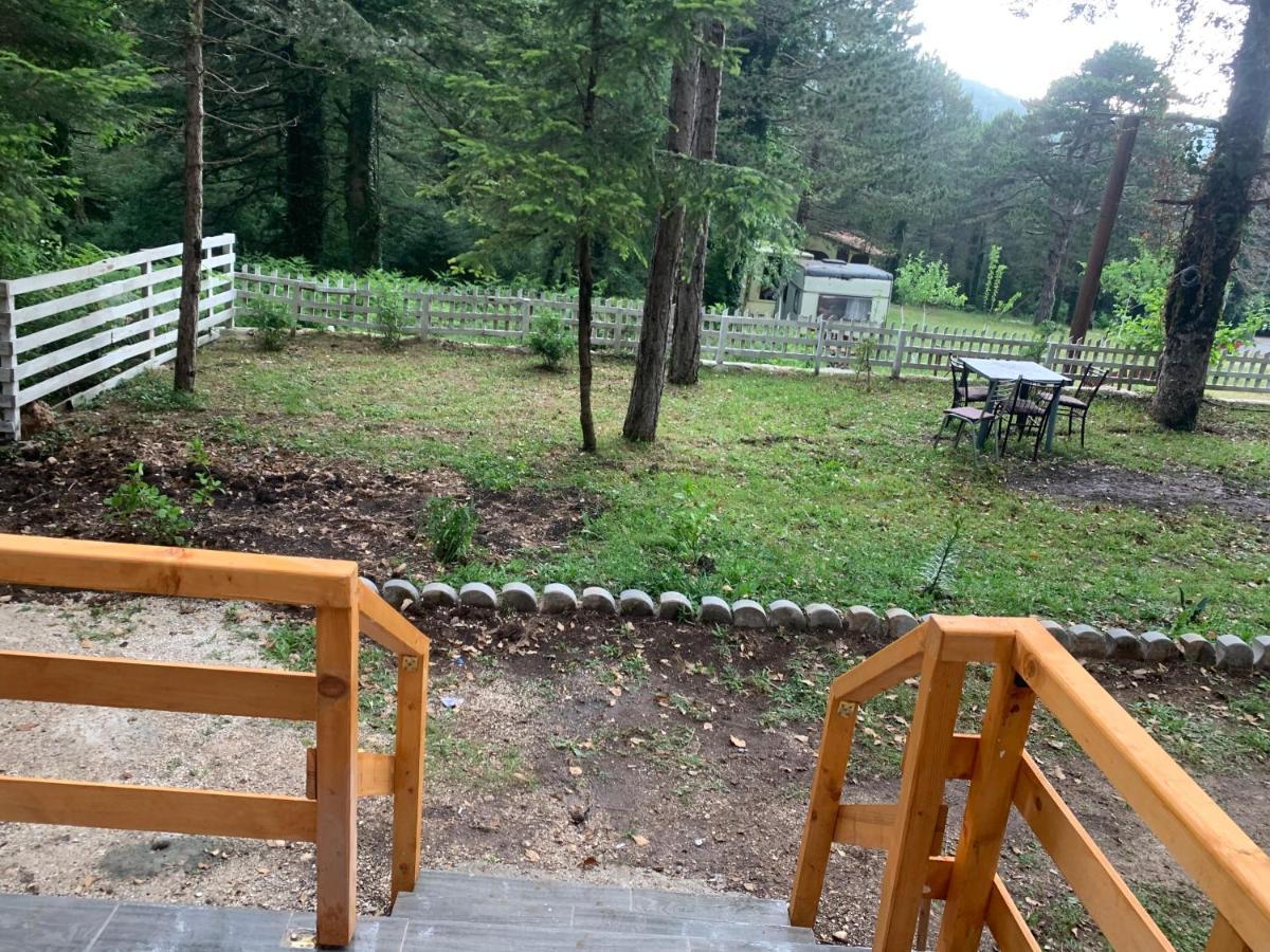 Bujtina Uji I Panjes, Log Cabins Dukat Kültér fotó