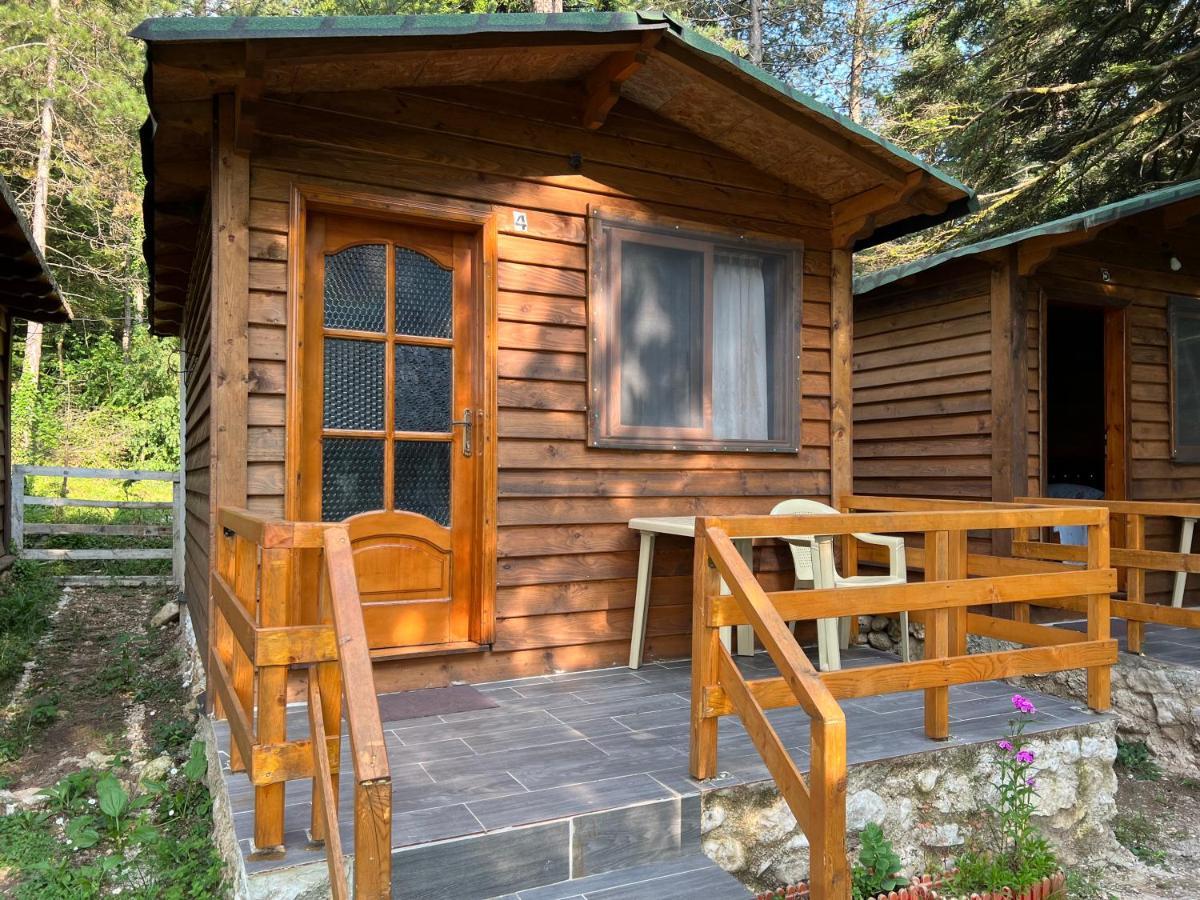 Bujtina Uji I Panjes, Log Cabins Dukat Kültér fotó