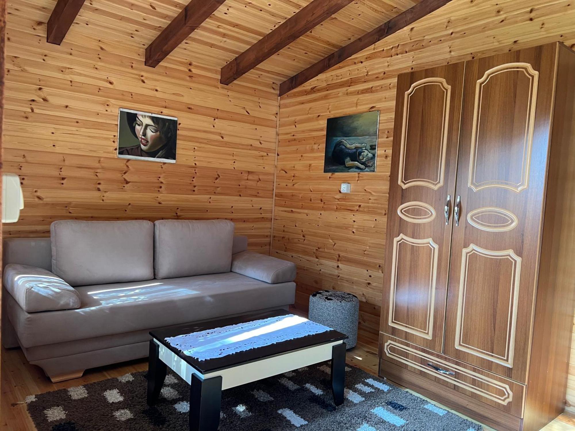 Bujtina Uji I Panjes, Log Cabins Dukat Kültér fotó