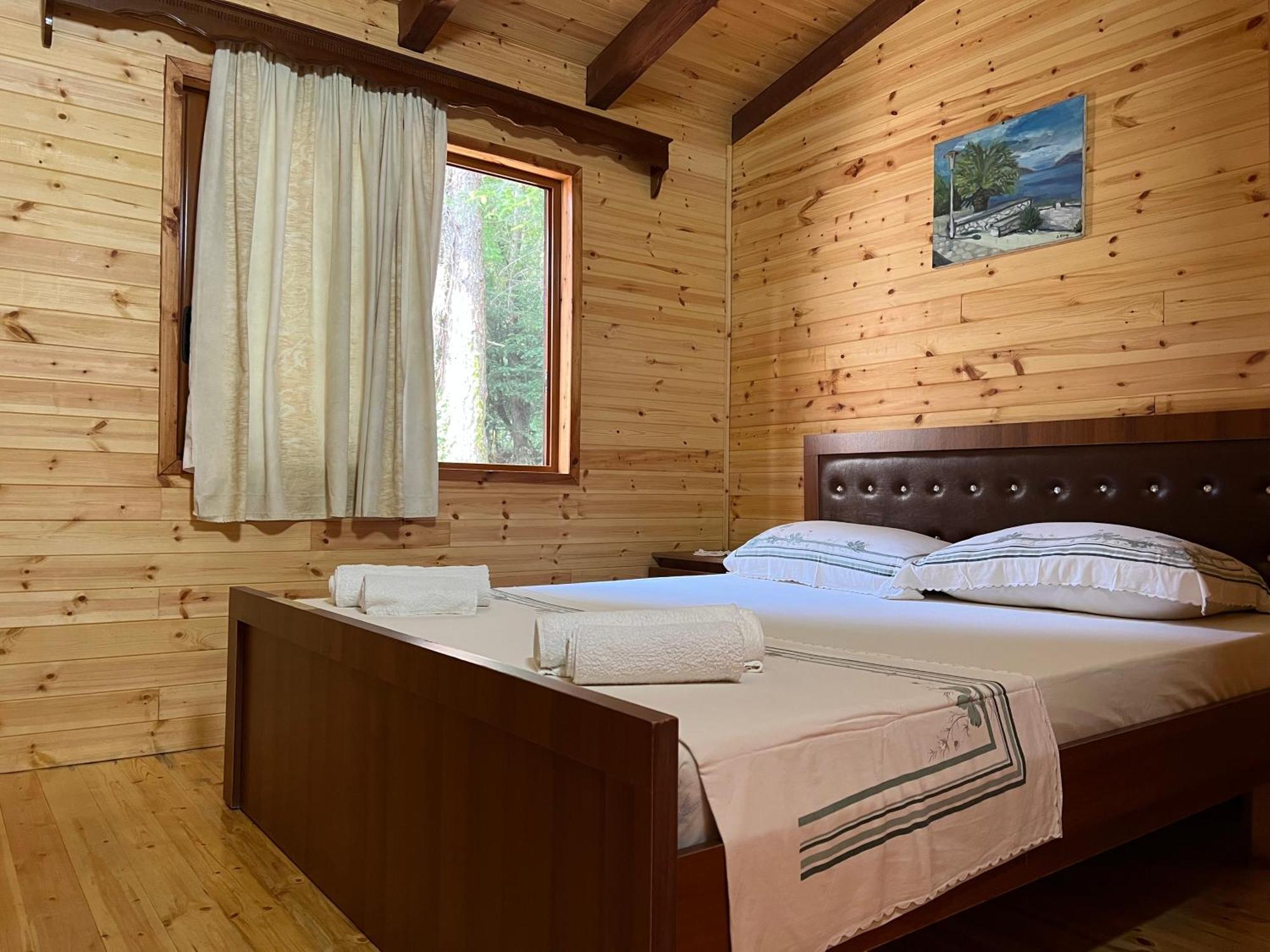 Bujtina Uji I Panjes, Log Cabins Dukat Kültér fotó