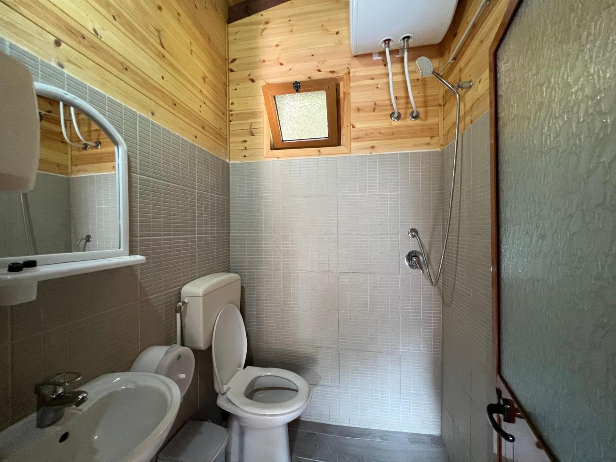 Bujtina Uji I Panjes, Log Cabins Dukat Kültér fotó