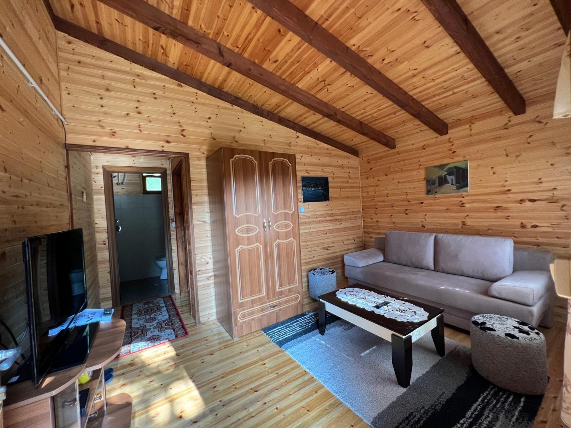 Bujtina Uji I Panjes, Log Cabins Dukat Kültér fotó