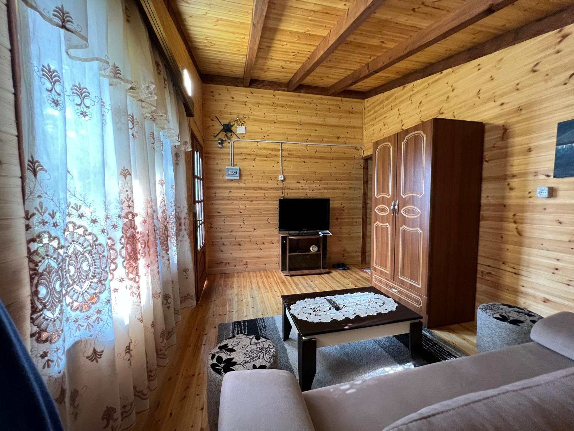 Bujtina Uji I Panjes, Log Cabins Dukat Kültér fotó