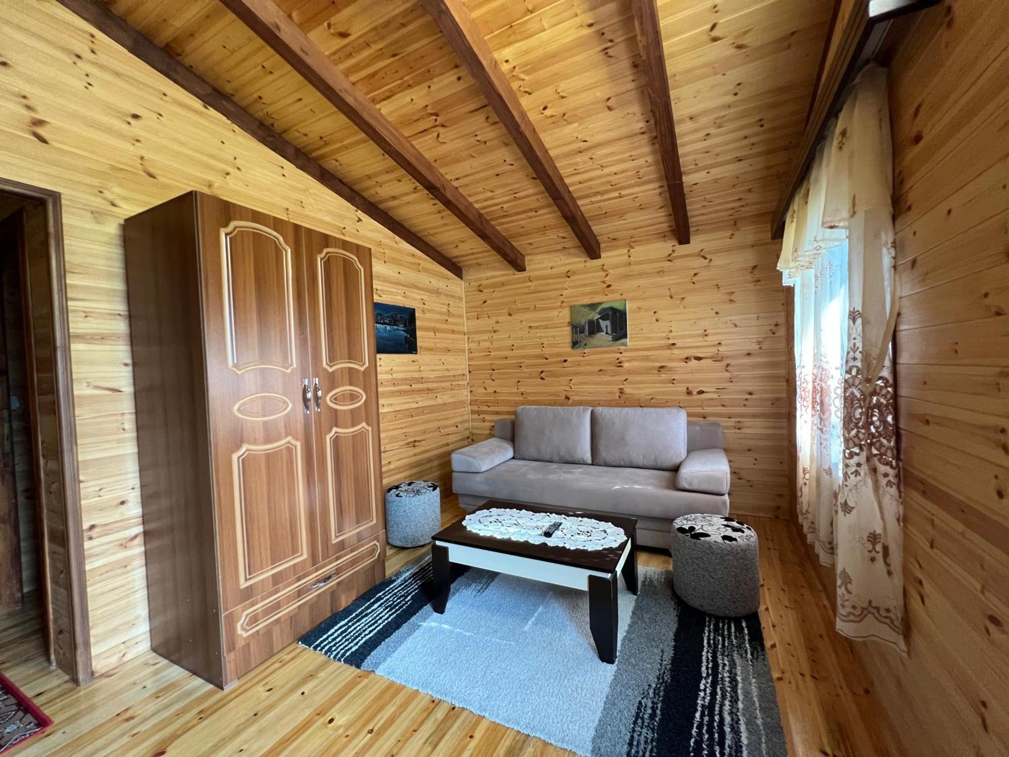 Bujtina Uji I Panjes, Log Cabins Dukat Kültér fotó