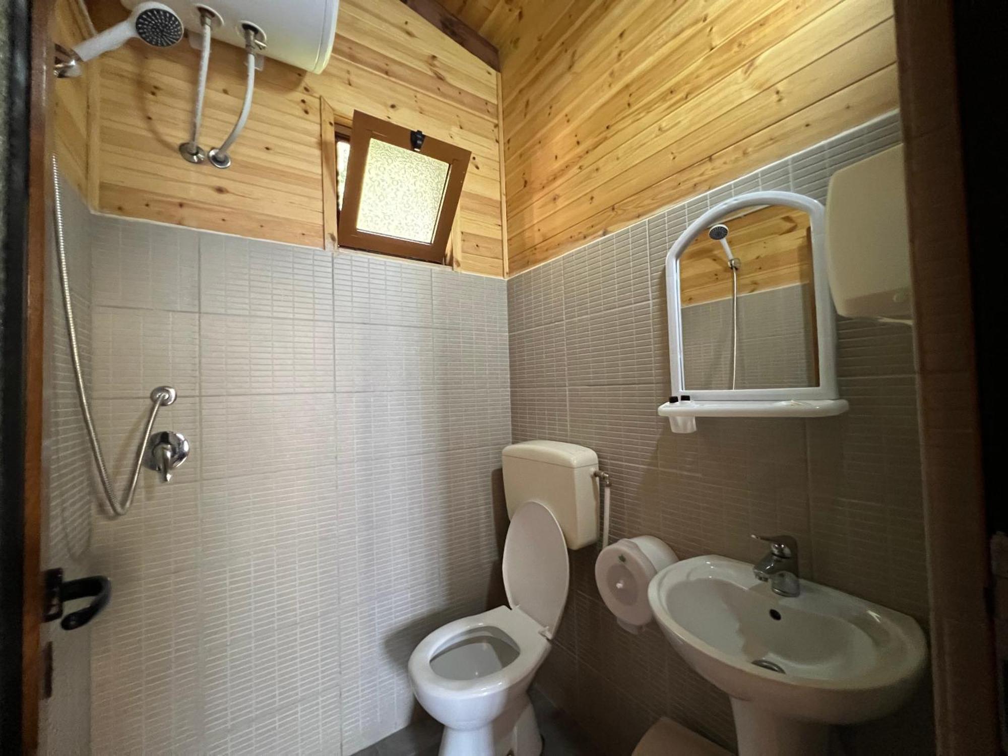 Bujtina Uji I Panjes, Log Cabins Dukat Kültér fotó