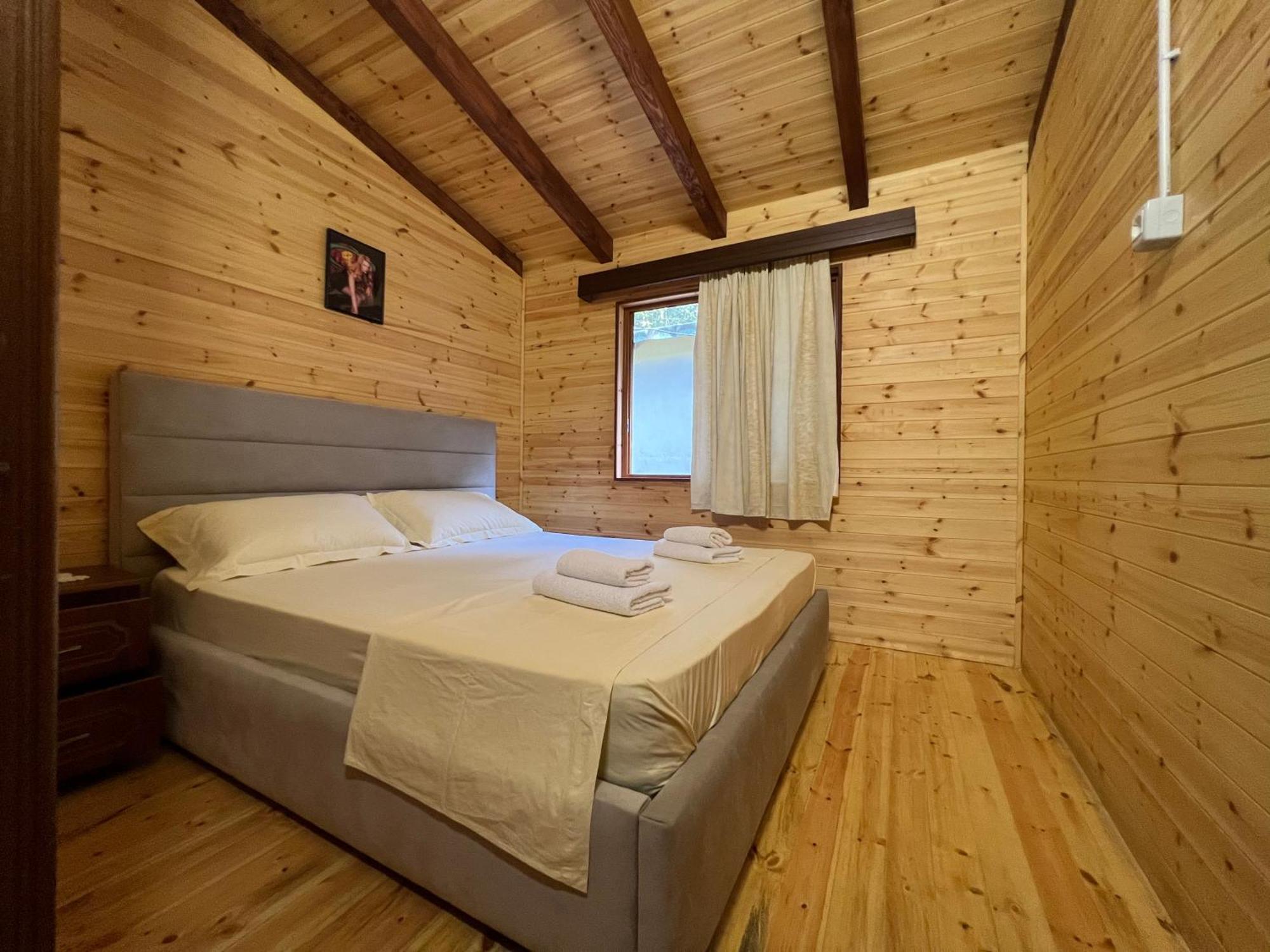Bujtina Uji I Panjes, Log Cabins Dukat Kültér fotó
