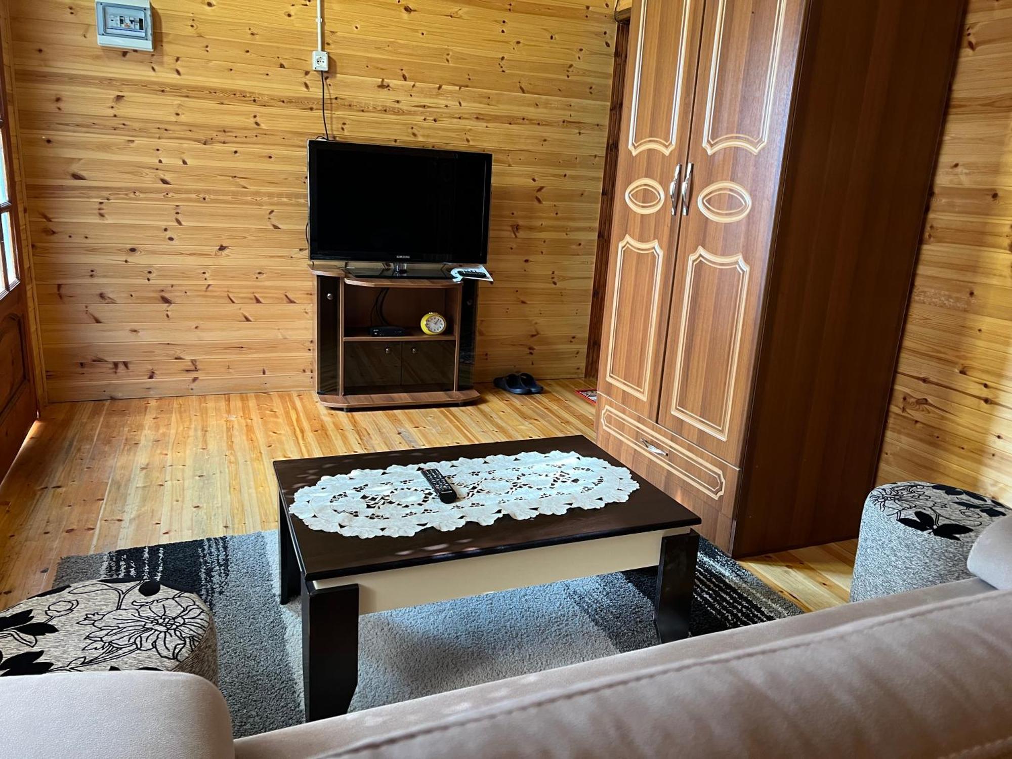Bujtina Uji I Panjes, Log Cabins Dukat Kültér fotó