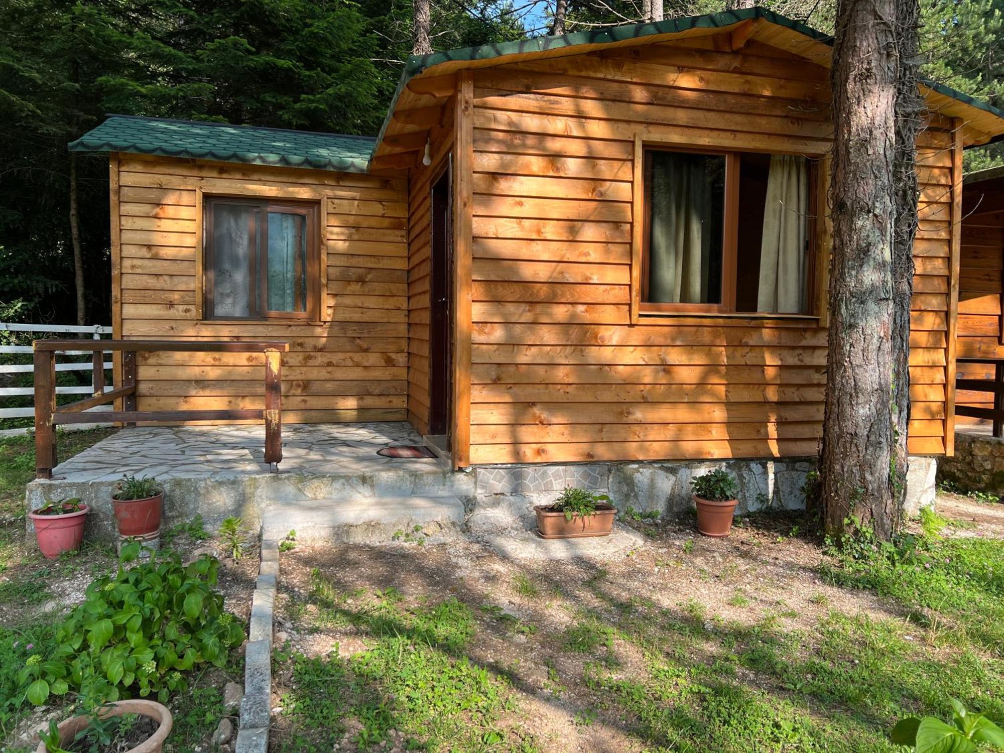 Bujtina Uji I Panjes, Log Cabins Dukat Kültér fotó