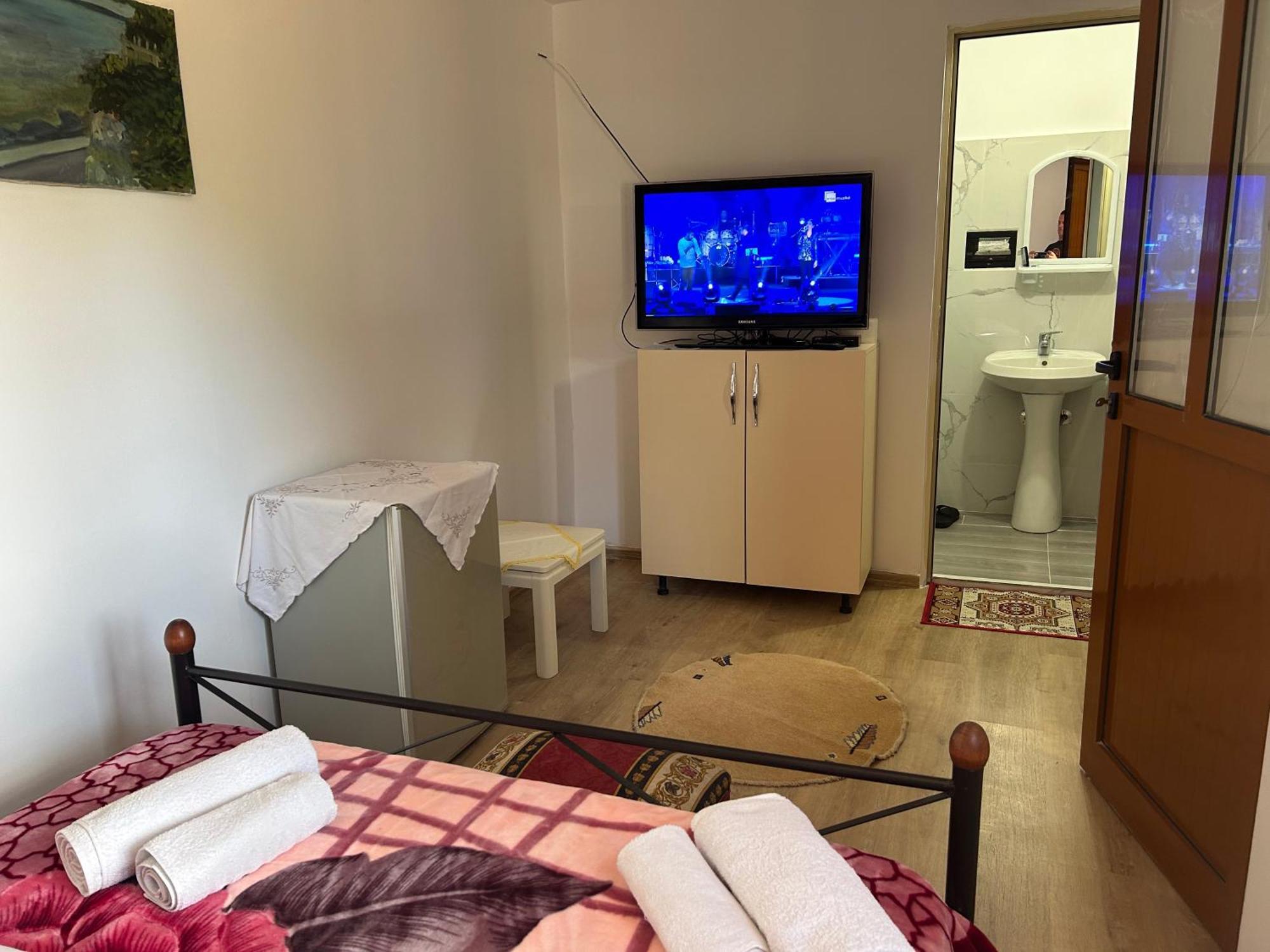 Bujtina Uji I Panjes, Log Cabins Dukat Kültér fotó