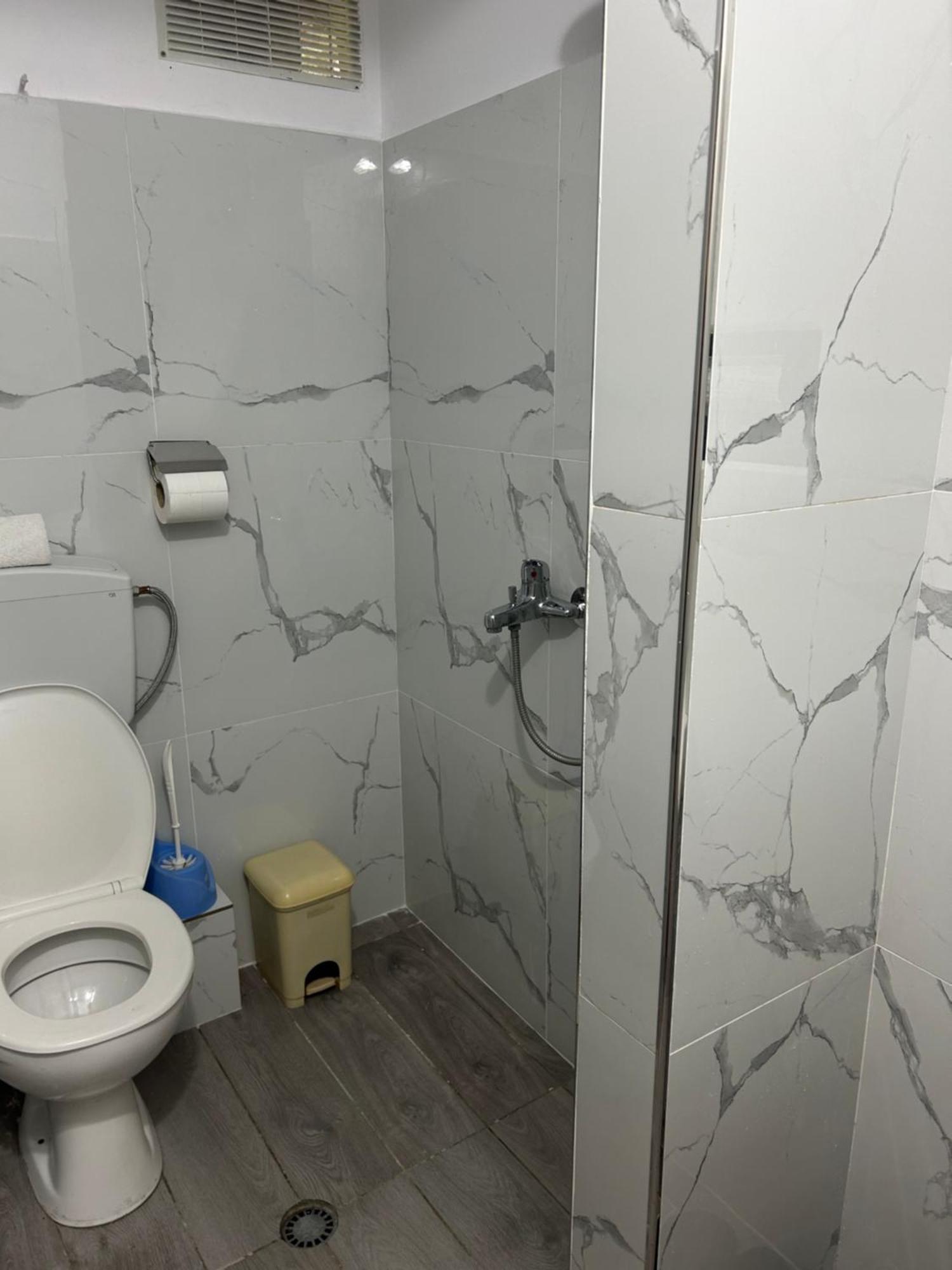 Bujtina Uji I Panjes, Log Cabins Dukat Kültér fotó