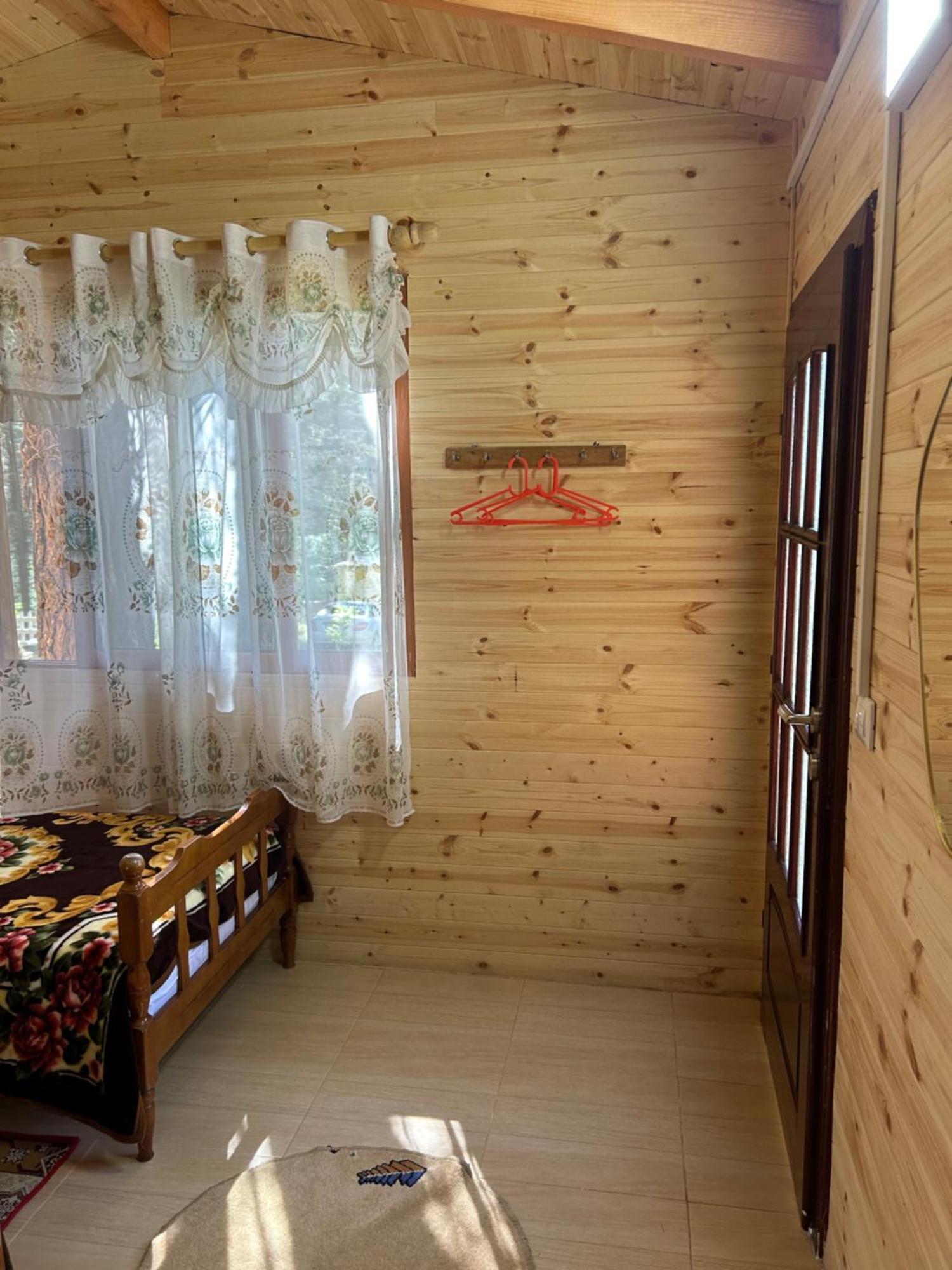 Bujtina Uji I Panjes, Log Cabins Dukat Kültér fotó