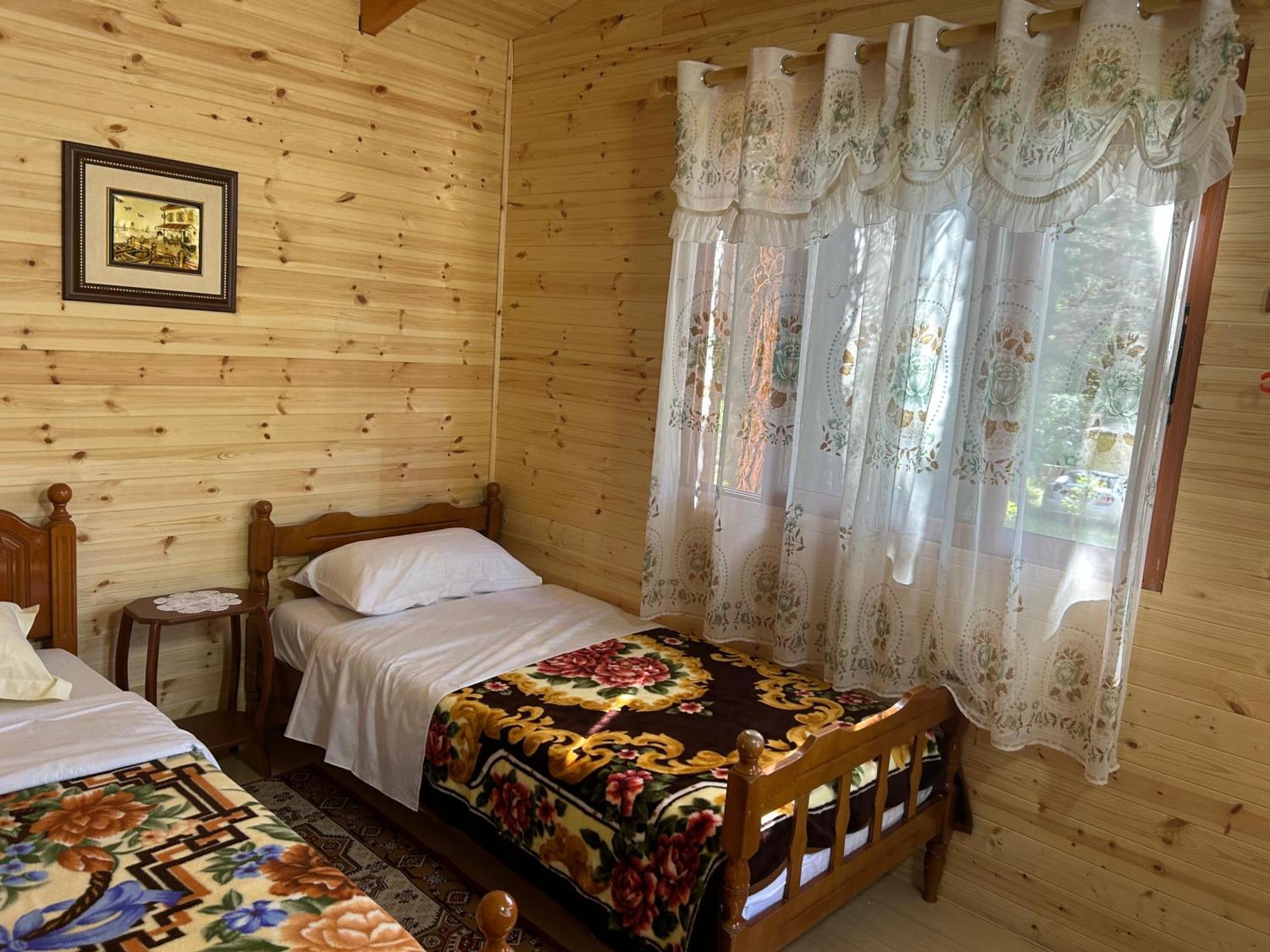 Bujtina Uji I Panjes, Log Cabins Dukat Kültér fotó