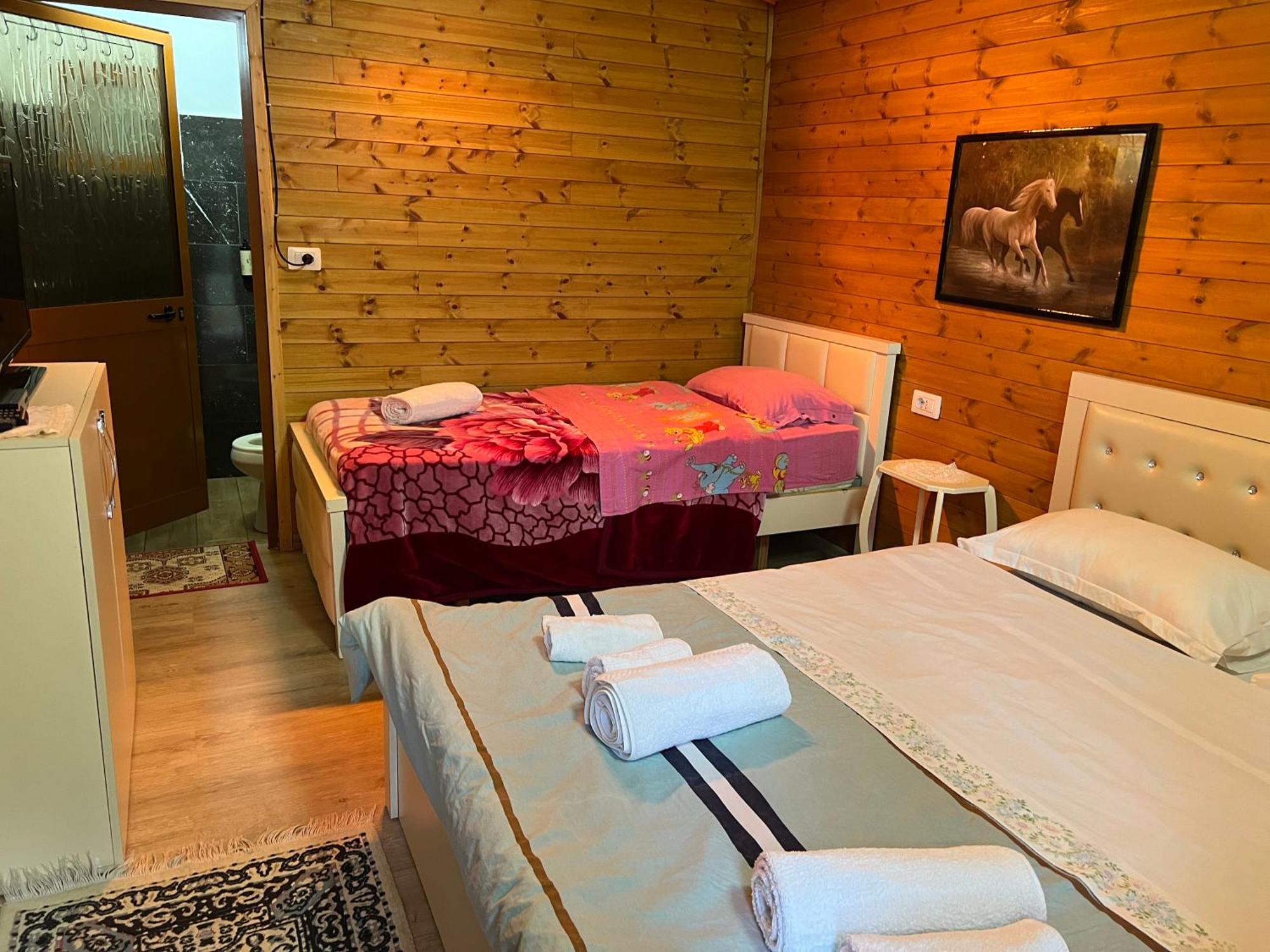 Bujtina Uji I Panjes, Log Cabins Dukat Kültér fotó