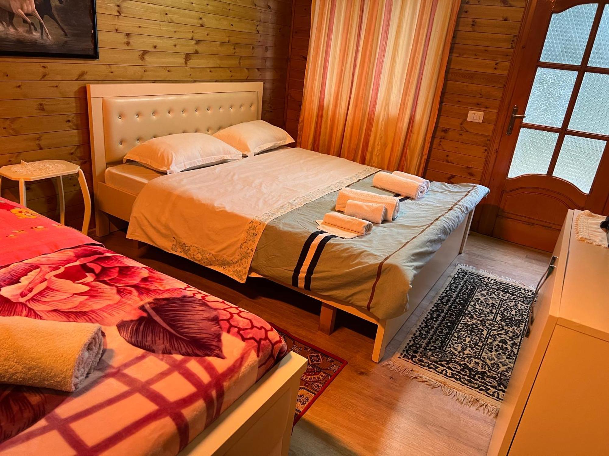 Bujtina Uji I Panjes, Log Cabins Dukat Kültér fotó