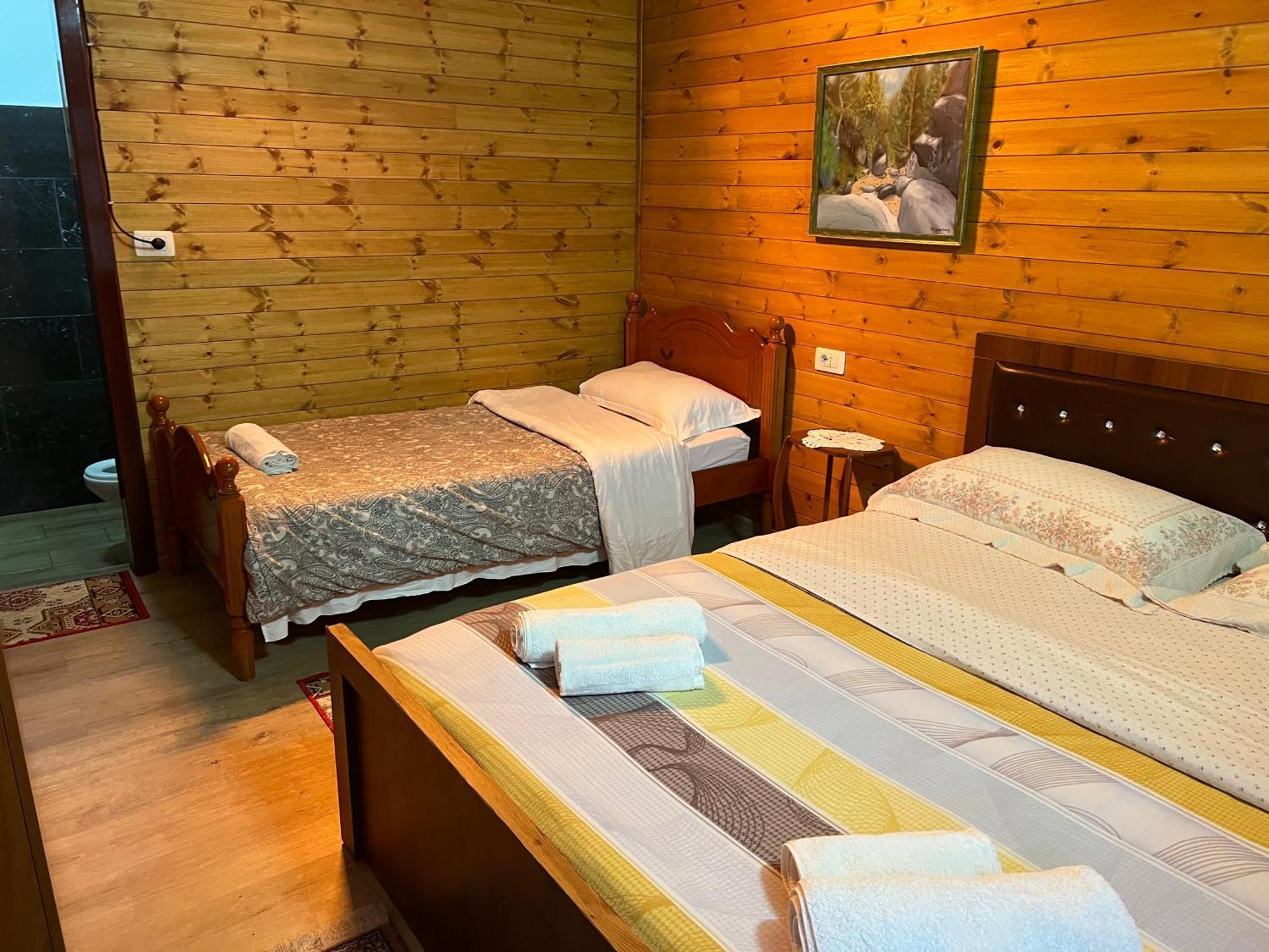 Bujtina Uji I Panjes, Log Cabins Dukat Kültér fotó